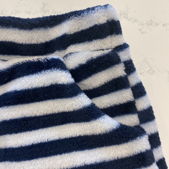 ❗2/$15❗Soft cosy striped shorts with pockets - Picture 2 of 3